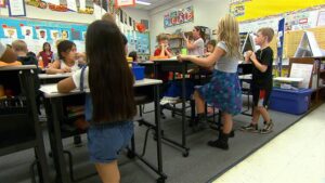 standing_desk_classroom טופ קומרס גוגיה